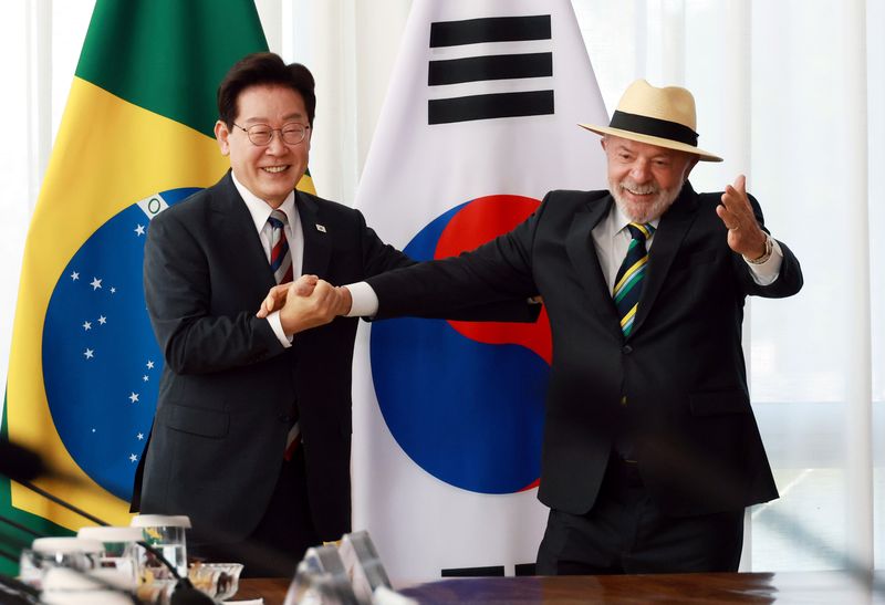 [브라질리아=뉴시스] 김진아 기자 = 이재명 대통령과 루이스 이나시우 룰라 다 시우바 브라질 대통령이 27일(현지 시간) 브라질 브라질리아 대통령관저에서 열린 한-브라질 확대회담에서 기념촬영을 하고 있다. 2026.07.28. bluesoda@newsis.com