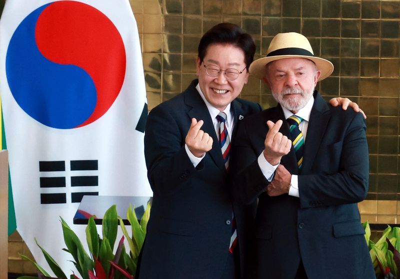 이재명 대통령과 루이스 이나시우 룰라 다 시우바 브라질 대통령이 지난 7월 27일(현지 시간) 브라질 브라질리아 대통령관저에서 공동언론발표를 마치고 기념촬영을 하고 있다. 뉴시스