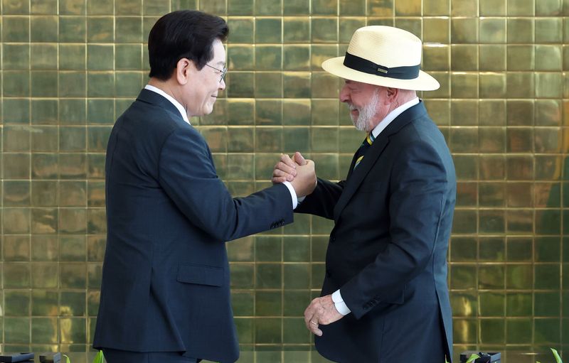 [브라질리아=뉴시스] 김진아 기자 = 이재명 대통령과 루이스 이나시우 룰라 다 시우바 브라질 대통령이 27일(현지 시간) 브라질 브라질리아 대통령관저에서 공동언론발표를 마치고 인사를 하고 있다. 2026.07.28. bluesoda@newsis.com