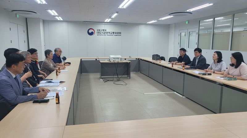 [고양=뉴시스]경기 고양시 관계자들과 시민들이 대도시권광역교통위원회를 방문해 '고양은평선 일산 연장사업'의 '제5차 대도시권 광역교통시행계획' 반영을 건의하고 있다.(사진=고양시 제공)photo@newsis.com