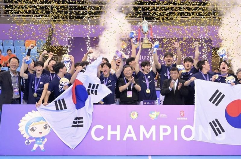 우승을 차지한 뒤 기뻐하는 한국 주니어대표팀(아시아핸드볼연맹 제공)