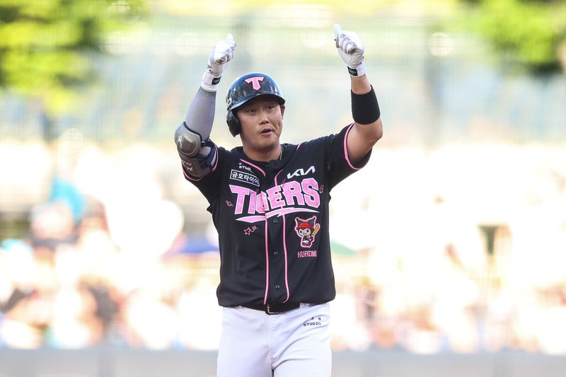 [소울=뉴시스] 프로야구 KIA 타이거즈 하주석이 25일 광주-기아챔피언스필드에서 열린 2026 신한 쏠 KBO리그 키움 히어로즈와의 경기에서 안타를 친 뒤 세리머니를 하고 있다. (사진=KIA 타이거즈 제공) 2026.07.25. *재판매 및 DB 금지