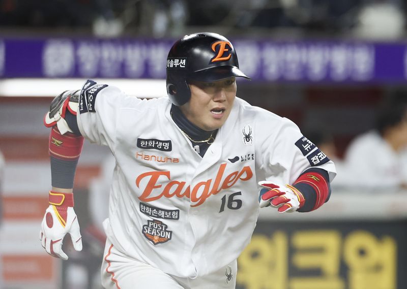 [대전=뉴시스] 김근수 기자 = 31일 대전 중구 한화생명볼파크에서 열린 2025 KBO 한국시리즈 5차전 LG 트윈스와 한화 이글스의 경기, 2회말 1사 주자 1루상황에서 한화 하주석이 안타를 치고 있다. 2025.10.31. ks@newsis.com