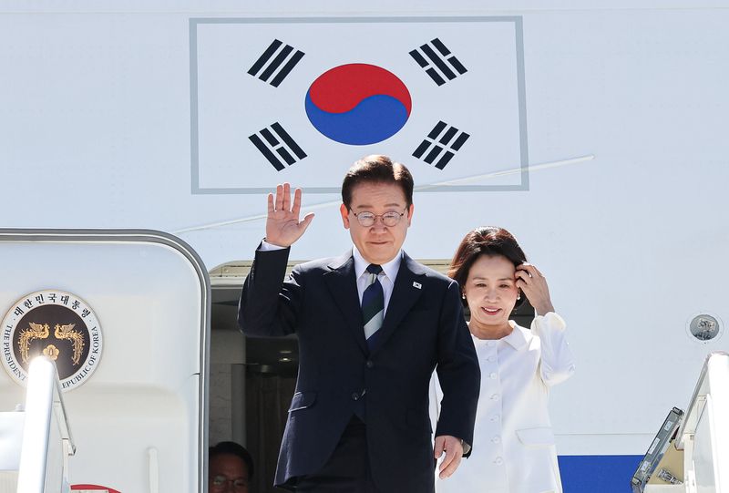브라질을 국빈 방문한 이재명 대통령과 김혜경 여사가 26일(현지시간) 브라질리아 공군기지에 도착해 환영객들에게 인사를 하고 있다. 2026.7.27 ⓒ 뉴스1 허경 기자