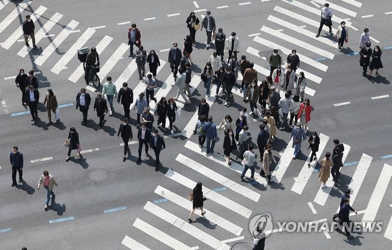 서울 종로구 한 횡단보도 위 시민들 (출처=연합뉴스)