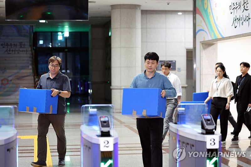 합수본, 중앙선관위 압수수색 종료 (출처=연합뉴스)