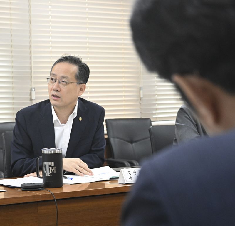 이형일 재정경제부 차관이 16일 서울 종로구 정부서울청사에서 열린 '7월 일자리 전담반(TF)'에서 모두발언을 하고 있다. (재정경제부 제공. 재판매 및 DB금지) 2026.7.16 ⓒ 뉴스1