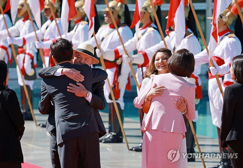 인사 나누는 한-브라질 정상 부부 (출처=연합뉴스)