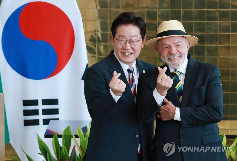 손가락 하트 만들어보이는 한-브라질 정상 (출처=연합뉴스)