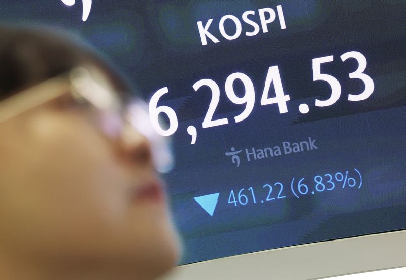 코스피가 지난 28일 미국 반도체주의 급락 등의 여파에 장 초반 5% 넘게 하락하며 매도 사이드카가 발동됐다. 이날 서울 중구 하나은행 본점 딜링룸 전광판에 코스피가 표시돼 있다. 연합뉴스