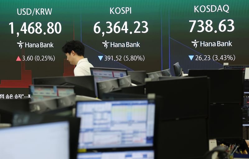 코스피가 28일 미국 반도체주의 급락 등의 여파에 장 초반 5% 넘게 하락하며 매도 사이드카가 발동됐다. 이날 서울 중구 하나은행 본점 딜링룸 전광판에 원,달러 환율, 코스피, 코스닥이 표시돼 있다. 사진=뉴시스