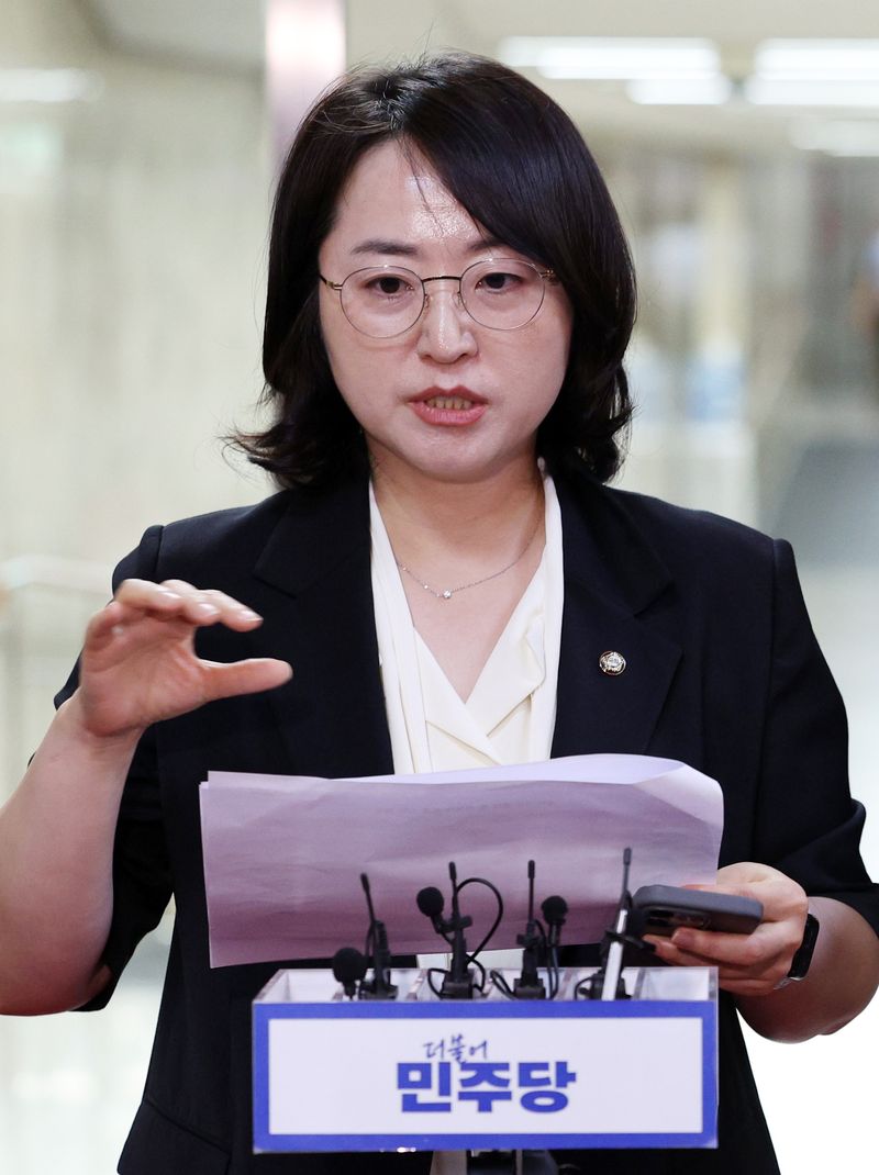 [서울=뉴시스] 고범준 기자 = 이주희 더불어민주당 원내대변인이 24일 서울 여의도 국회에서 열린 비공개 의원총회를 마치고 발언하고 있다. 2026.07.24. bjko@newsis.com
