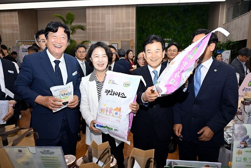 27일 통일부 주최 '제2차 접경지역 평화안전 연석회의'에 참석한 손배찬 파주시장이 추미애 경기지사, 정동영 통일부장관과 지역특산물을 들고 기념촬영을 하고 있다. (파주시 제공, 재판매 및 DB금지)