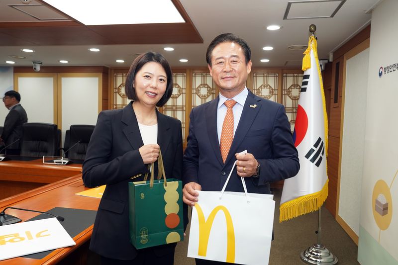 신영재 홍천군수(사진 오른쪽)가 지난 27일 정부서울청사에서 한국맥도날드와 지역 상생발전을 위한 업무협약(MOU)도 맺었다. 홍천군 제공