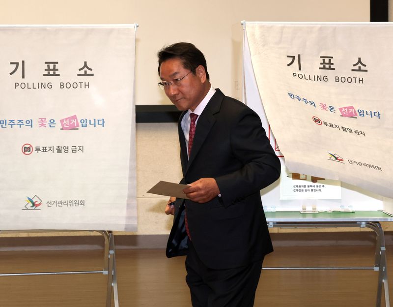 [인천=뉴시스] 전진환 기자 = 제9회 전국동시지방선거 사전투표 첫날인 29일 오전 유정복 국민의힘 인천시장 후보가 인천 미추홀구 문화창작지대에 마련된 주안1동 사전투표소에서 투표를 하고 있다. 2026.05.29. amin2@newsis.com