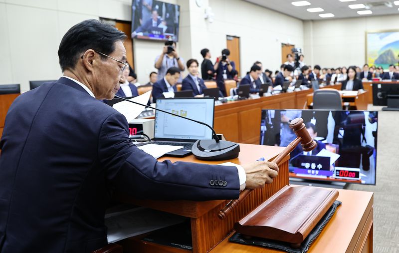 유동수 위원장이 28일 서울 여의도 국회에서 열린 정무위원회 제2차 전체회의를 주재하고 있다. 뉴스1