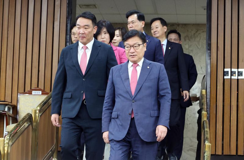 국민의힘 정점식 원내대표와 정희용 사무총장 등 원내지도부가 28일 국회에서 열린 원내대책회의에 입장하고 있다. 사진=박범준 기자