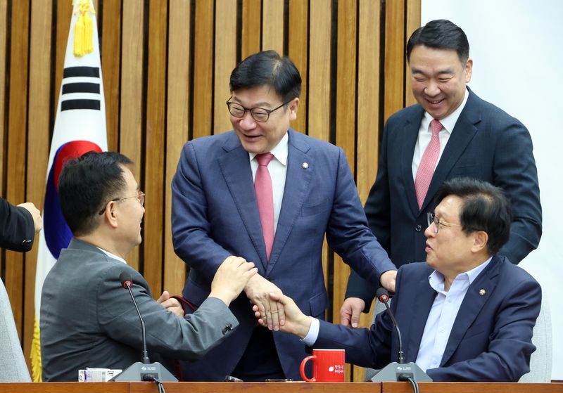 국민의힘 정점식 원내대표와 정희용 사무총장 등 원내지도부가 28일 국회에서 열린 원내대책회의에서 인사를 나누고 있다. 사진=박범준 기자