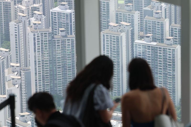24일 서울 송파구 롯데월드타워 서울스카이에서 아파트 단지 등 주거 지역이 내려다보이고 있다. 뉴시스