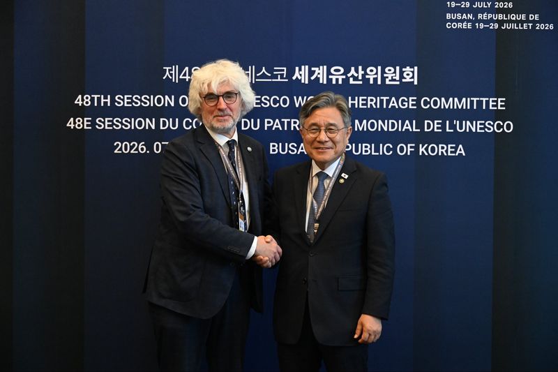 [부산=뉴시스] 27일 부산 벡스코에서 열리는 제 48차 유네스코 세계유산위원회에 참석한 팀 배드먼 국제자연보전연맹(IUCN) 세계유산 사무국장이 허민 국가유산청과 만나 악수하고 있다. (사진=국가유산청 제공) 2026.07.28. photo@newsis.com *재판매 및 DB 금지
