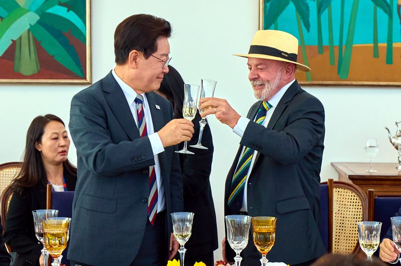 [브라질리아=뉴시스] 김진아 기자 = 이재명 대통령이 27일(현지 시간) 브라질 브라질리아 대통령관저에서 열린 국빈 오찬에서 루이스 이나시우 룰라 다 시우바 브라질 대통령과 건배를 하고 있다. (공동취재) 2026.07.27. bluesoda@newsis.com