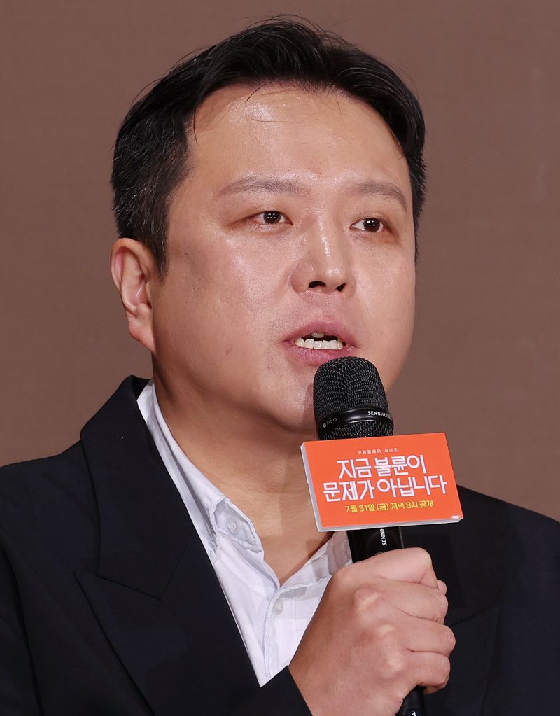 이창희 감독이 28일 서울 중구 앰배서더서울풀만호텔에서 열린 쿠팡플레이 시리즈 '지금 불륜이 문제가 아닙니다' 제작보고회에서 인사말을 하고 있다. 연합뉴스