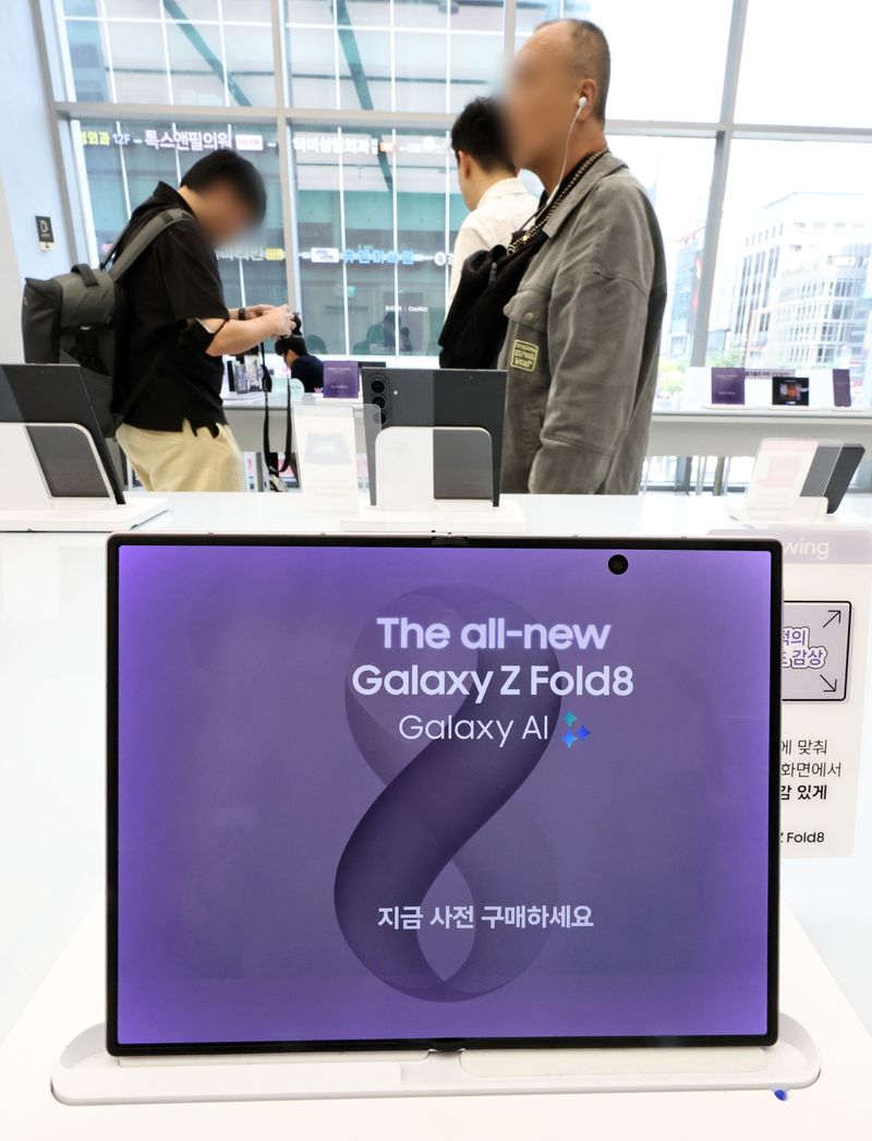 삼성전자의 갤럭시 Z8 시리즈 사전예약이 시작된 7월28일 서울 서초구 삼성 강남에서 시민들이 갤럭시 Z 폴드8·플립8 등 신제품을 살펴보고 있다. 연합뉴스