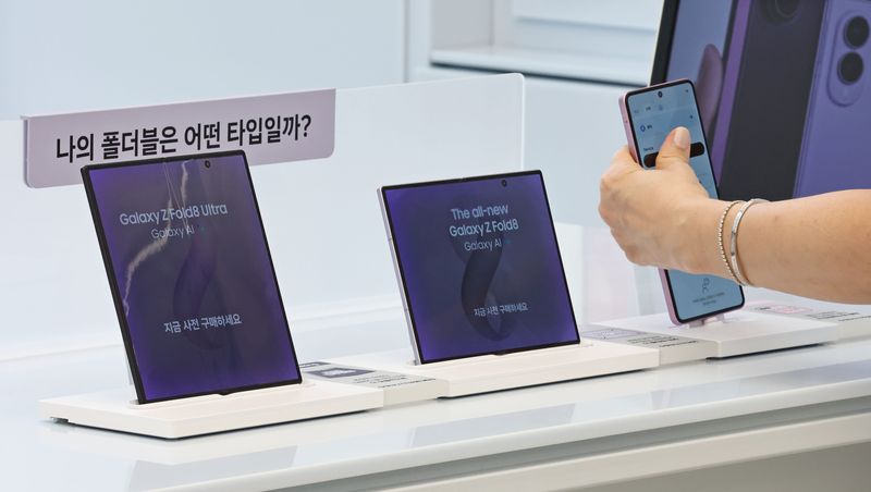 지난 7월28일 서울 서초구 삼성 강남에서 시민들이 갤럭시 Z 폴드8·플립8 등 신제품을 살펴보고 있다. 연합뉴스