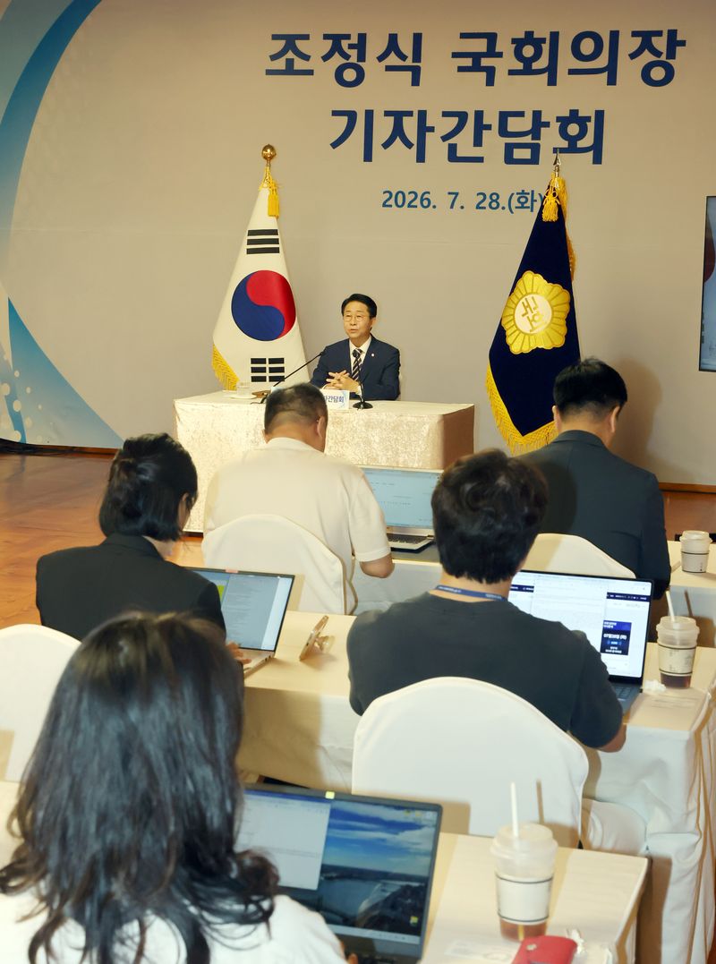 [서울=뉴시스] 국회사진기자단 = 조정식 국회의장이 28일 오전 서울 여의도 국회 사랑재에서 열린 취임 첫 기자간담회에서 취재진 질문에 답하고 있다. 2026.07.28. photo@newsis.com