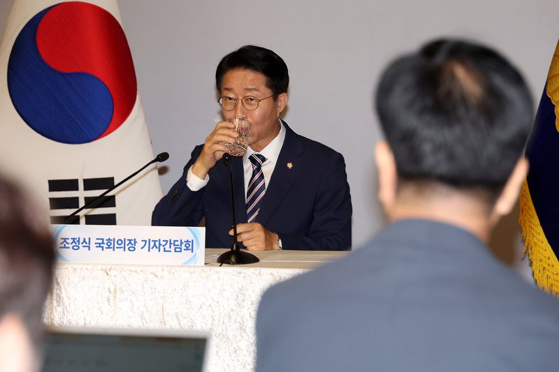 [서울=뉴시스] 국회사진기자단 = 조정식 국회의장이 28일 오전 서울 여의도 국회 사랑재에서 열린 취임 첫 기자간담회에서 물을 마시고 있다. 2026.07.28. photo@newsis.com