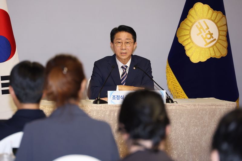 [서울=뉴시스] 국회사진기자단 = 조정식 국회의장이 28일 오전 서울 여의도 국회 사랑재에서 열린 취임 첫 기자간담회에서 취재진 질문에 답하고 있다. 2026.07.28. photo@newsis.com