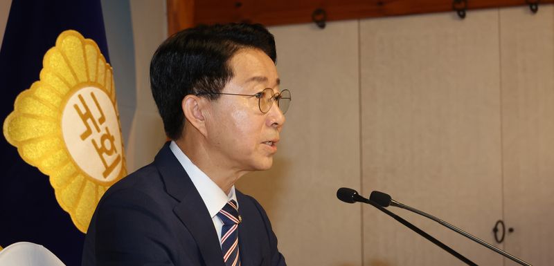 [서울=뉴시스] 국회사진기자단 = 조정식 국회의장이 28일 오전 서울 여의도 국회 사랑재에서 열린 취임 첫 기자간담회에서 취재진 질문에 답하고 있다. 2026.07.28. photo@newsis.com