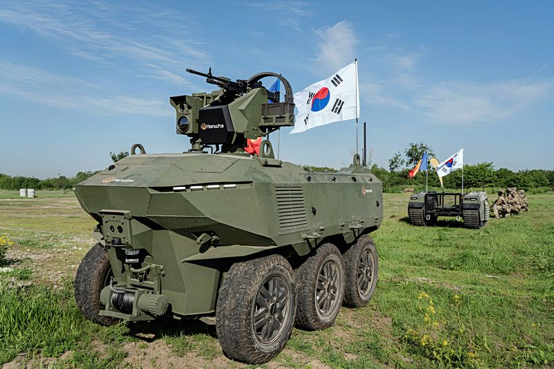 한화에어로스페이스의 다목적무인차량(UGV)인 '그룬트'가 지난 5월 루마니아 부쿠레슈티 인근 야외 전술훈련장에서 열린 성능 시연 행사에서 임무를 수행 중이다. 한화에어로스페이스 제공