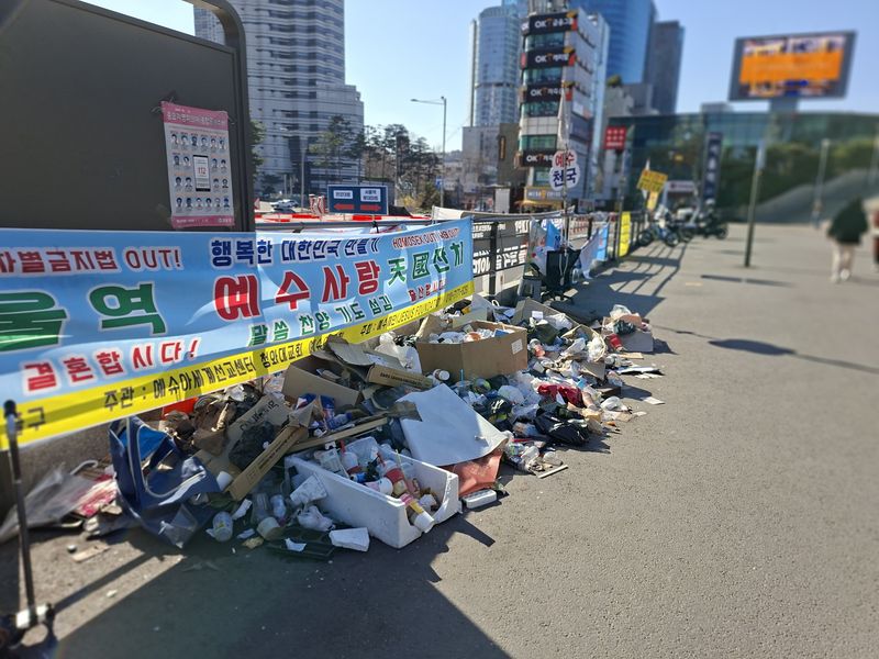 서울역 광장 일대는 노숙인 텐트 등 불법적치물, 음주소란, 종교단체 소음으로 인해 서울역 이용 시민들의 불편을 유발하는 대표적 민원 다발지역 중 하나다. 서울경찰청은 시민이 느끼는 불편을 해결하기 위해 구청·코레일·한화 등 유관기관과 손을 맞잡고 환경개선을 실시했다고 29일 밝혔다. 환경개선 실시 전 모습. 서울경찰청 제공