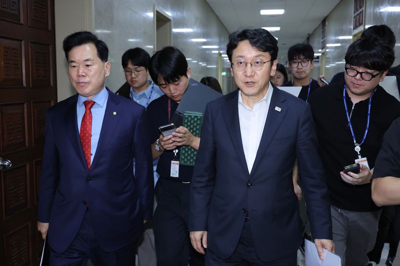 천준호 더불어민주당 원내운영수석부대표와 김승수 국민의힘 원내운영수석부대표가 지난 28일 서울 여의도 국회에서 회동을 마친 후 회동장을 나서고 있다. 뉴스1