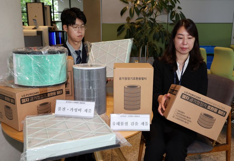 [세종=뉴시스] 배훈식 기자 = 한국소비자원 직원들이 28일 오전 세종시 정부세종청사에서 품질 비교 시험한 공기청정기 호환필터를 보여주고 있다. 2026.07.28. dahora83@newsis.com