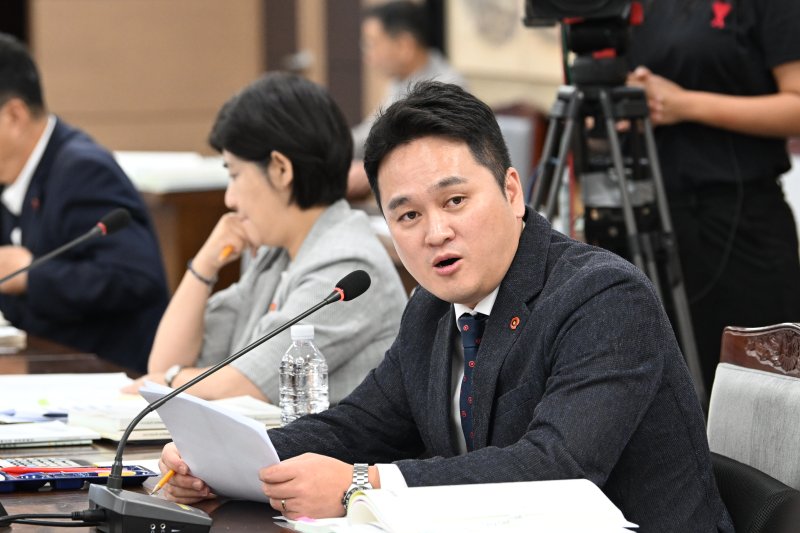 한동훈 제주특별자치도의원이 28일 제주도의회 추가경정예산안 심사에서 제주 IB 교육의 운영 실태와 지원체계에 대해 질의하고 있다. 한 의원은 IB 교육을 읍면지역 인구 유입과 미래교육을 연결하는 정책으로 평가하며 전담부서와 제주 IB교육연구센터 설립을 촉구했다. /사진=제주특별자치도의회 제공