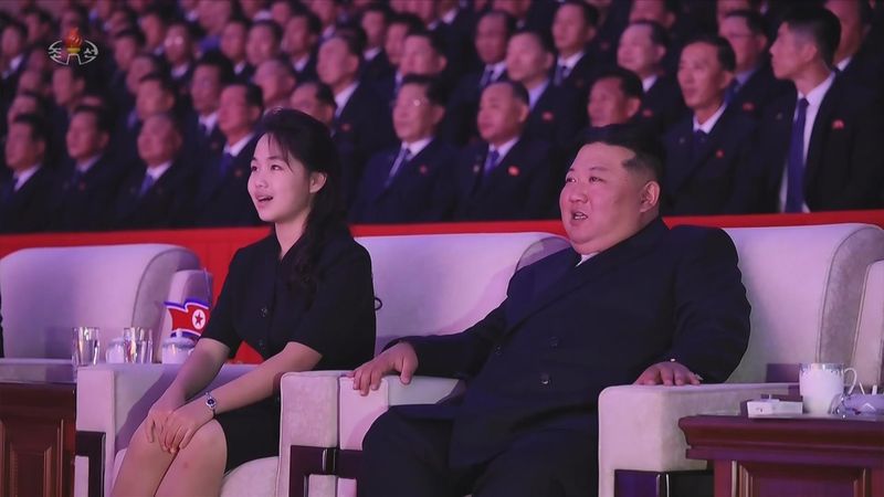 [서울=뉴시스] 북한 조선중앙TV는 김정은 국무위원장이 지난 27일 평양에서 6.25전쟁 정전협정 체결 73주년(전승절)을 기념하는 공연에 참석했다고 28일 보도했다. 이 자리에는 부인 리설주와 딸 김주애도 함께했다. (사진=조선중앙TV 캡처) 2026.07.28. photo@newsis.com *재판매 및 DB 금지