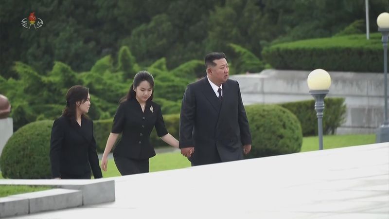 [서울=뉴시스] 북한 조선중앙TV는 김정은 국무위원장이 지난 26일 '전승절'로 기념하는 6.25전쟁 정전협정 체결 73주년을 맞아 대성산혁명열사릉을 찾아 추모했다고 27일 보도했다. 이 자리에는 부인 리설주 여사와 딸 김주애가 함께했다. (사진=조선중앙TV 캡처) 2026.07.27. photo@newsis.com *재판매 및 DB 금지