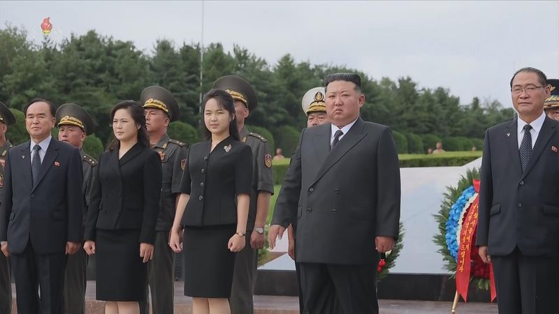 [서울=뉴시스] 북한 조선중앙TV는 김정은 국무위원장이 지난 26일 '전승절'로 기념하는 6.25전쟁 정전협정 체결 73주년을 맞아 대성산혁명열사릉을 찾아 추모했다고 27일 보도했다. 이 자리에는 부인 리설주 여사와 딸 김주애가 함께했다. (사진=조선중앙TV 캡처) 2026.07.27. photo@newsis.com *재판매 및 DB 금지