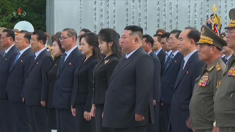 [서울=뉴시스] 북한 조선중앙TV는 김정은 국무위원장이 지난 26일 '전승절'로 기념하는 6.25전쟁 정전협정 체결 73주년을 맞아 대성산혁명열사릉을 찾아 추모했다고 27일 보도했다. 이 자리에는 부인 리설주 여사와 딸 김주애가 함께했다. (사진=조선중앙TV 캡처) 2026.07.27. photo@newsis.com *재판매 및 DB 금지