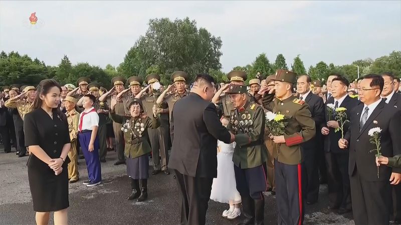 [서울=뉴시스] 북한 조선중앙TV는 김정은 국무위원장이 지난 26일 '전승절'로 기념하는 6.25전쟁 정전협정 체결 73주년을 맞아 조국해방전쟁참전열사묘를 찾아 추모했다고 27일 보도했다. 이 자리에는 부인 리설주 여사와 딸 김주애가 함께했다. (사진=조선중앙TV 캡처) 2026.07.27. photo@newsis.com *재판매 및 DB 금지