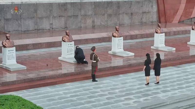 [서울=뉴시스] 북한 조선중앙TV는 김정은 국무위원장이 지난 26일 '전승절'로 기념하는 6.25전쟁 정전협정 체결 73주년을 맞아 대성산혁명열사릉을 찾아 추모했다고 27일 보도했다. 이 자리에는 부인 리설주 여사와 딸 김주애가 함께했다. (사진=조선중앙TV 캡처) 2026.07.27. photo@newsis.com *재판매 및 DB 금지