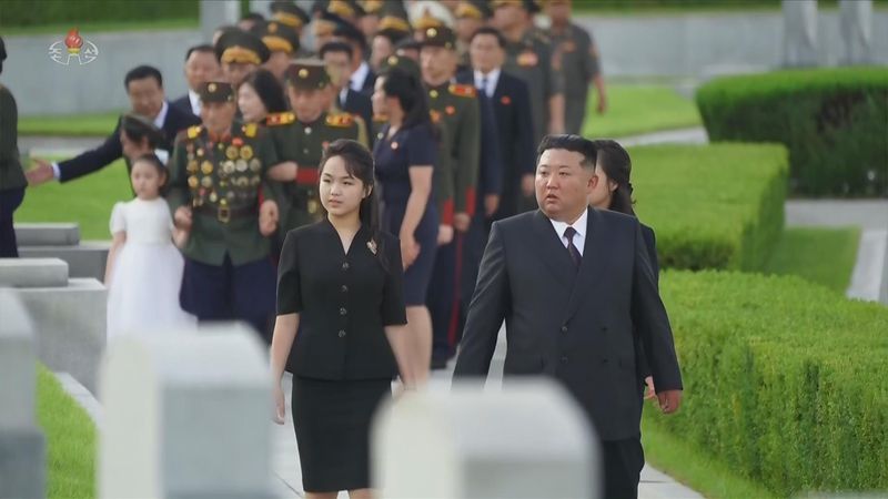 [서울=뉴시스] 북한 조선중앙TV는 김정은 국무위원장이 지난 26일 '전승절'로 기념하는 6.25전쟁 정전협정 체결 73주년을 맞아 조국해방전쟁참전열사묘를 찾아 추모했다고 27일 보도했다. 이 자리에는 부인 리설주 여사와 딸 김주애가 함께했다. (사진=조선중앙TV 캡처) 2026.07.27. photo@newsis.com *재판매 및 DB 금지