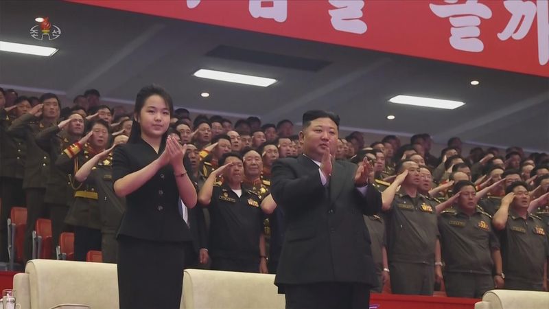[서울=뉴시스] 북한 조선중앙TV는 김정은 국무위원장이 지난 27일 평양에서 6.25전쟁 정전협정 체결 73주년(전승절)을 기념하는 공연에 참석했다고 28일 보도했다. 이 자리에는 부인 리설주와 딸 김주애도 함께했다. (사진=조선중앙TV 캡처) 2026.07.28. photo@newsis.com *재판매 및 DB 금지