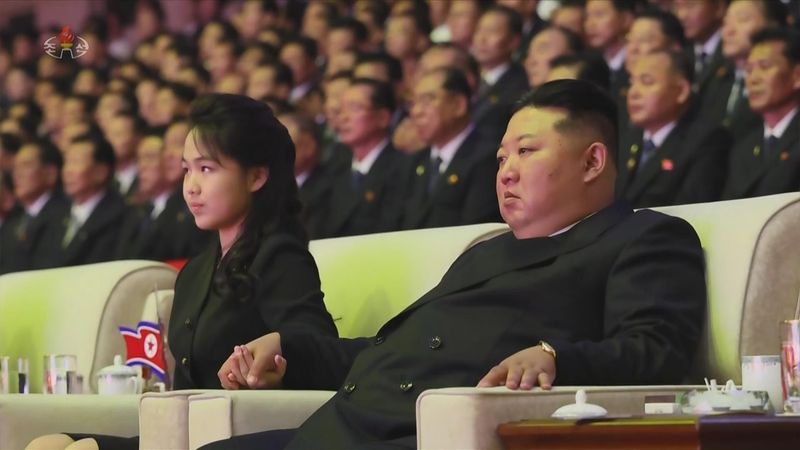 [서울=뉴시스] 북한 조선중앙TV는 김정은 국무위원장이 지난 27일 평양에서 6.25전쟁 정전협정 체결 73주년(전승절)을 기념하는 공연에 참석했다고 28일 보도했다. 이 자리에는 부인 리설주와 딸 김주애도 함께했다. (사진=조선중앙TV 캡처) 2026.07.28. photo@newsis.com *재판매 및 DB 금지