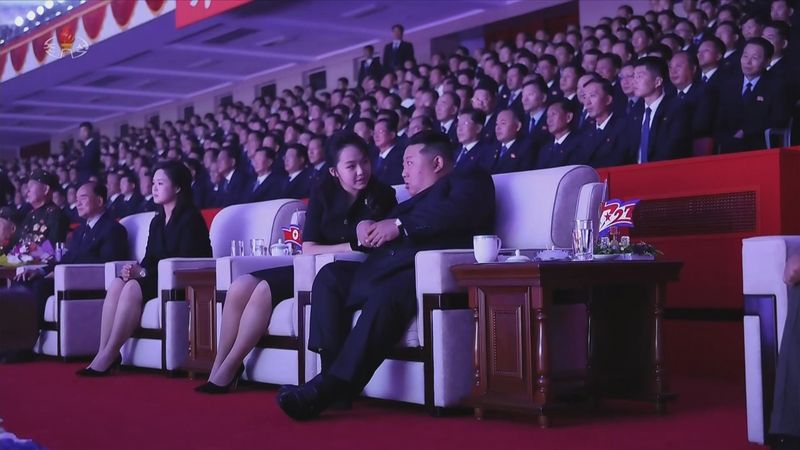 [서울=뉴시스] 북한 조선중앙TV는 김정은 국무위원장이 지난 27일 평양에서 6.25전쟁 정전협정 체결 73주년(전승절)을 기념하는 공연에 참석했다고 28일 보도했다. 이 자리에는 부인 리설주와 딸 김주애도 함께했다. (사진=조선중앙TV 캡처) 2026.07.28. photo@newsis.com *재판매 및 DB 금지