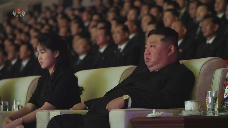 [서울=뉴시스] 북한 조선중앙TV는 김정은 국무위원장이 지난 27일 평양에서 6.25전쟁 정전협정 체결 73주년(전승절)을 기념하는 공연에 참석했다고 28일 보도했다. 이 자리에는 부인 리설주와 딸 김주애도 함께했다. (사진=조선중앙TV 캡처) 2026.07.28. photo@newsis.com *재판매 및 DB 금지