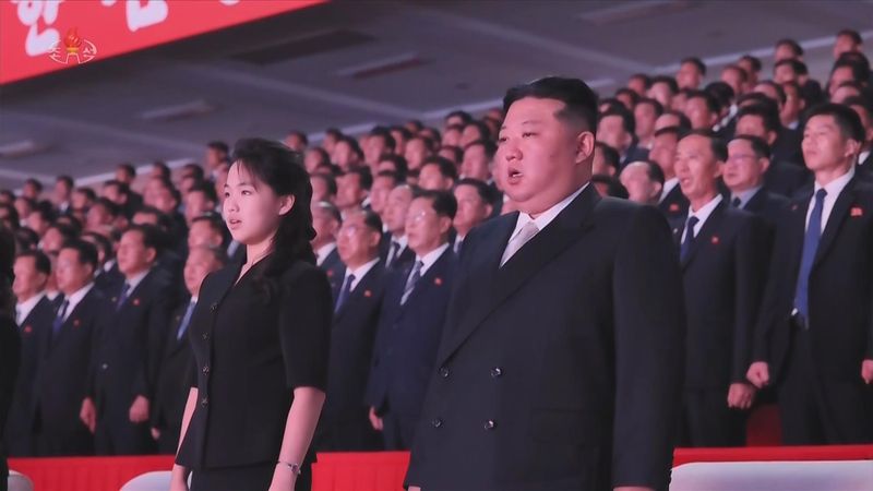 [서울=뉴시스] 북한 조선중앙TV는 김정은 국무위원장이 지난 27일 평양에서 6.25전쟁 정전협정 체결 73주년(전승절)을 기념하는 공연에 참석했다고 28일 보도했다. 이 자리에는 부인 리설주와 딸 김주애도 함께했다. (사진=조선중앙TV 캡처) 2026.07.28. photo@newsis.com *재판매 및 DB 금지