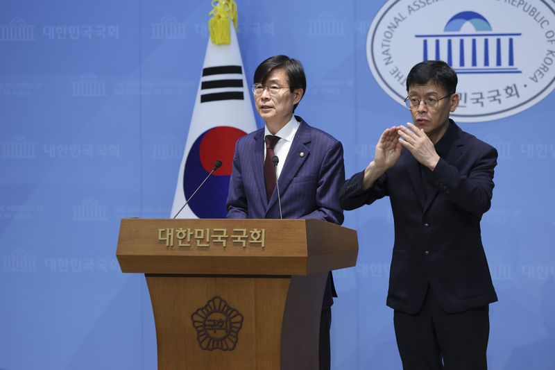 [서울=뉴시스] 김근수 기자 = 조경태 국민의힘 의원이 8일 오후 서울 여의도 국회 소통관에서 장동혁 국민의힘 당 대표 윤리위원회 제소 관련 기자회견을 하고 있다. 2026.07.08. ks@newsis.com